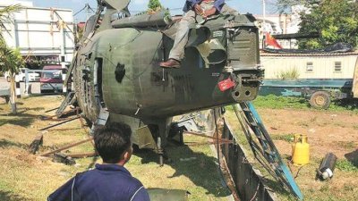 双溪大年大巴刹附近路旁出现一架隶属大马皇家空军的鹦鹉型军用直升机，引起当地民众的好奇，原来这是国防部准备销毁的直升机。
