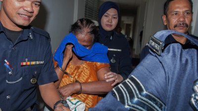 V.达纳瓦丽（左2）周三被带上庭时以围巾遮脸，以防遭媒体拍到真面目。