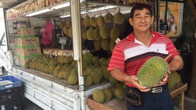 许汉兴授招如何分辨泰国榴梿和本地榴梿，这样消费者就不容易上当。