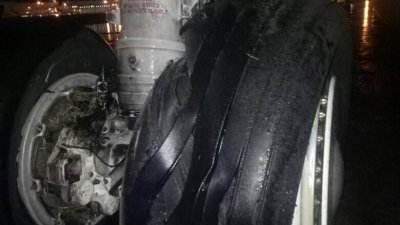 马航MH725客机周二降落卡诺哈达国际机场时，飞机轮胎受损，所幸客机最终安全降落。