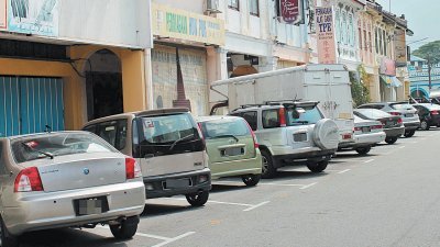 怡保市长呼吁民众不要拖欠交通罚单，一旦过了期限，市政厅将把司机控上法庭。