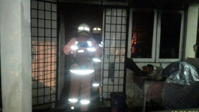消拯员抵达火患现场，在住家二楼一卧房发现一对已毙命的华裔母女。
