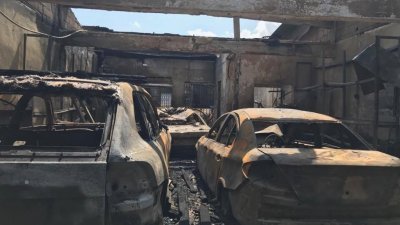 轮胎店屋遭火魔吞噬，5车均被烧毁，包括一辆保时捷休旅车，损失暂无法估计。
