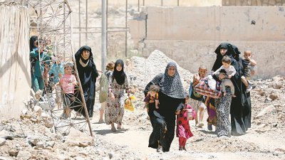 伊拉克政府周四军动用大炮和火箭弹，向老城希法阿区发起猛攻，当地妇女们带上小孩纷纷逃离家园。