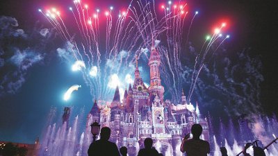 上海迪士尼周五庆祝一周年，安排烟火和灯光秀以飨游客，内容还融入迪士尼经典动画角色及歌曲，十分精彩。