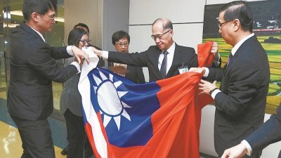 台湾驻巴拿马大使曹立杰（右1）周六返台，带回在巴拿马所降下的台湾青天白日满地红旗，并交给外交部长李大维（右2）。