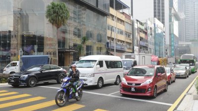 距离开斋节还剩下最后一周，是马来同胞购物的黄金周，导致隆市一带的道路出现拥挤情况。（摄影：徐慧美）