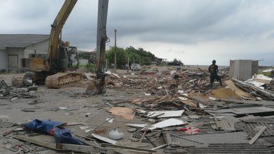 日前被县议会强行拆除的２间海鲜餐馆，已被夷为平地，现场遗留的残骸仍未清理。