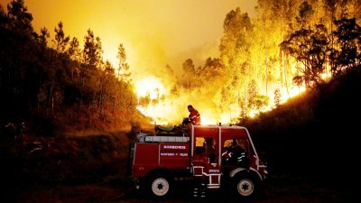 葡萄牙中部山区森林大火，火势尚未受控制，周日清晨仍可见熊熊烈火续蔓延。
