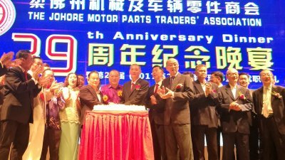 王荣丰（左5起）、符策勤及李自强等人，在柔州机械及车辆零件商会的第三十九周年纪念晚宴上，一同进行切蛋糕仪式。