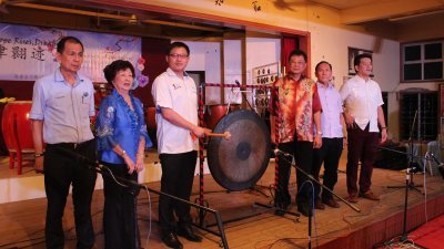 陈大富（左3起）及林良平为南华华中华乐团演奏会鸣锣开幕。左起为黄奕 仁、邱清妮、马汉平及陈泽顺。
