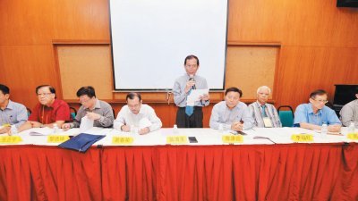 翁清玉（左5）主持隆雪华堂2017年会员大会。左起为杨有为、张吉平、黎德坤、谢春荣、陈康益、李福旺、周昌进和戴炳煌。 （摄影：曾钲勤）