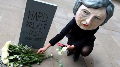 本月9曰，英国示威人士在大选后，戴上首相特丽莎梅的肖相讽刺硬脱欧寿终正寝。