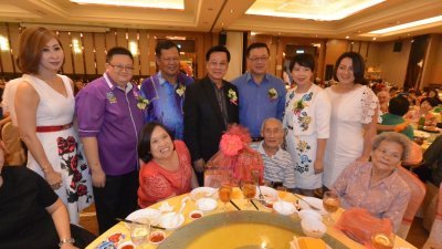 方天兴（站者左4）颁全场最高龄爸爸奖予杨山福（坐者右2），左起为曾凤玲、王琮钦、林广有、王剑辉、林伙莉。