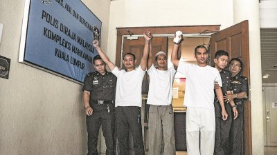 3名男子被判无罪后，步出法庭时举手欢呼，惟他们继续被扣留在双溪毛糯监狱，直至控方上诉案审结为止。