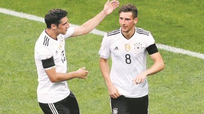 施廷德尔（左）和戈雷茨卡皆在以3比2击败澳洲的2017年洲际杯首轮小组赛，收获德国国家队处子球。