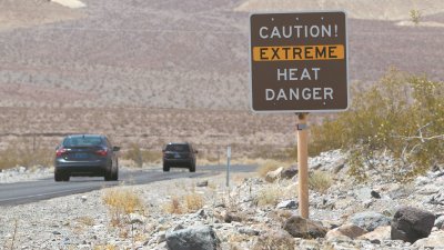 美国最热的地方加州死亡谷（Death Valley），路边告示牌提醒访客注意高温。