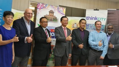 莫哈末苏克里（左3起）、郑修强及林坚毅等人公布“Think City新山微电影资助活动”的详情。