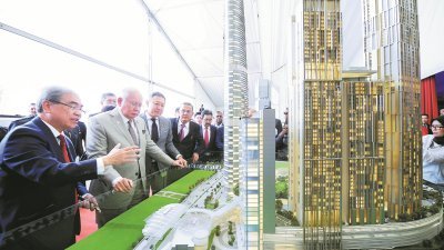 纳吉（左2）在王克成（左）陪同下，参观武吉免登城市中心计划的模型，王克成也为纳吉说明该计划的发展进程。
