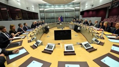 英国代表团和欧盟代表团周一在比利时布鲁塞尔，就英国脱欧事宜举行首次谈判。