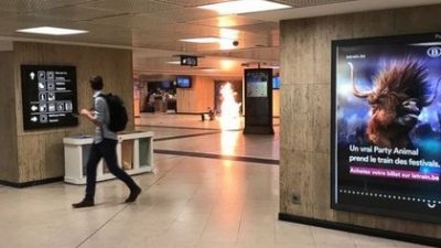 目击者拍到站内照片并指听到爆炸声。