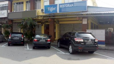 乌鲁地南优景镇一间海鲜餐馆发生群殴案，警方逮捕涉案的5男2女，图为案发餐馆大门深锁。