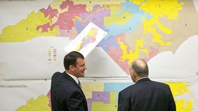 美国北卡罗来纳州共和党参议员Dan Soucek（左）及 Brent Jackson讨论选区重画
