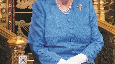 英女王伊丽莎白二世周三到国会发表演说，为新一届国会开幕，却一反传统以日常衣著现身、未戴上王冠，头上的帽子更引发揣测。