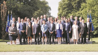 法国总统马克龙（中）和总理菲利普（中排左5），周四率领新内阁成员会见媒体，29名内阁成员中，女性有15位。