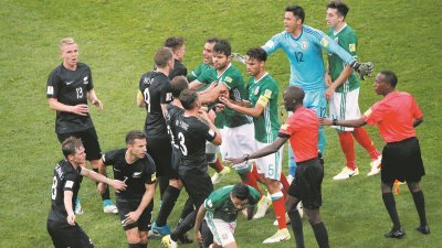 墨西哥和纽西兰球员爆发大规模冲突后，场上的几名裁判忙著劝架，最终也成功平息了这起风波。