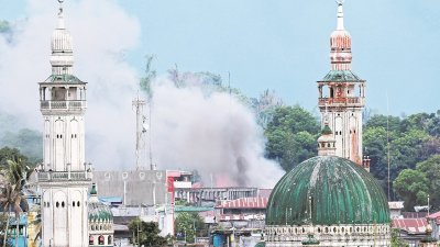 菲律宾棉兰老岛马拉维市的战斗仍在持续，周四市内依然可见冒出滚滚浓烟。