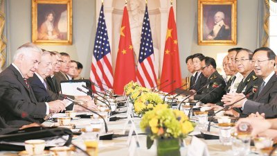 中美外交安全对话周三在华盛顿举行，美国国务卿蒂勒森（左起）和国防部长马蒂斯，以及中国国务委员杨洁篪（右起）和中央军委联合参谋部参谋长房峰辉，率团参加对话。