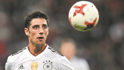 28岁的施廷德尔连续两场为德国“开瓶”，目前以2球领跑洲际杯射脚榜。