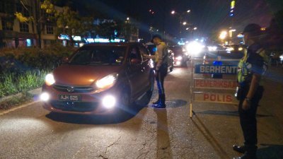 巴生北区交警在仙特拉巴士总站一带设路障，确保驾驶人士遵守交通规则。