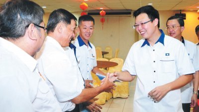 蔡智勇（右前起）与郑修强出席马华笨珍区会代表大会，与党员握手问好。（摄影：杨金森）