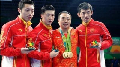 中国乒乓国家队男单主力，集体在家门前的中国公开赛退赛，似乎在声援被“明升暗降”的前总教练刘国梁（右2）。