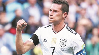 德国征战洲际杯的队长德拉克斯勒能否率队大胜喀麦隆，从而以小组盟主晋级半决赛呢？