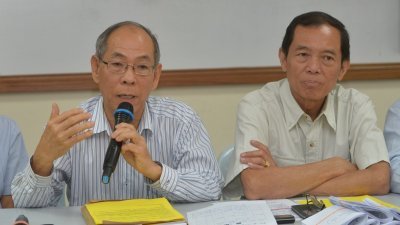 雪隆董联会主席蔡庆文 (左) 和署理主席翁清玉。（摄影：曾钲勤）