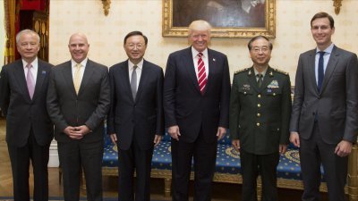 美国总统特朗普（右3）当地时间周四，在白宫会见中国国务委员杨洁篪（左3），以及中国中央军委联合参谋部参谋长房峰辉（右2）。右为美国总统高级顾问库什纳，左起为中国驻美国大使崔天凯和美国总统国家安全事务助理麦克马斯特。