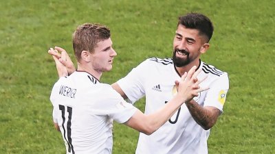 德国凭借维尔纳（左）的梅开二度和德米尔拜的进球，以3比1击败喀麦隆，如愿以小组第一晋级洲际杯半决赛。