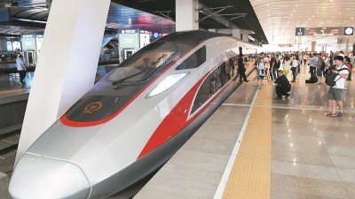 中国新款高铁“复兴号”，周一在京沪高铁两端的北京南站和上海虹桥站双向首发。