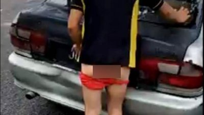 男子脱掉裤子仅穿著内裤下车当街“露宝”。