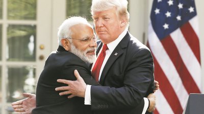 印度总理莫迪在联合记者会上“熊抱”特朗普，后者也回抱对方，显示两人关系友好。