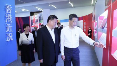 习近平（中）周一在香港特首梁振英（右）及候任特首林郑月娥（左）等陪同下，在北京国家博物馆参观香港回归祖国20周年成就展。