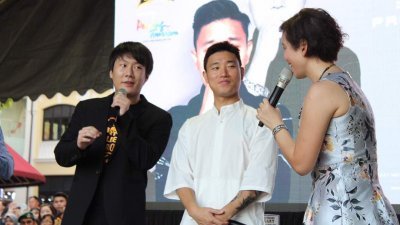 姜gary（中）来槟城会粉丝，主持人访问他时全程带著笑容回答。