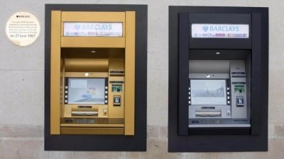 为了庆祝自动提款机（ATM）诞生50周年，改变人们取得和使用现金的方式，巴克莱银行（Barclays）将全世界第1台ATM换装成金色。