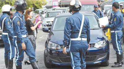 槟岛市政厅在2016年共发出10万8176张违例停车罚单，给各类型交通工具的驾驶者。（档案照）