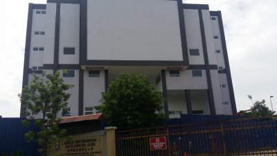 巴生中华小学在兴建8层楼教学楼时，因延迟提呈图测，而被罚款50万令吉。