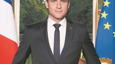 法国总统马克龙的官方肖像照，各花入各眼，有赞有弹。