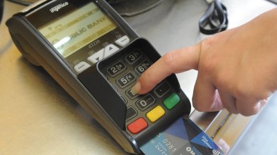 支付卡新付账方式将从周六（7月1日）起，全面使用个人辨识密码模式，隆市商家有备无患，早在数个月前便开始预习，让消费者提早适应。（摄影：徐慧美）